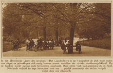 871825 Afbeelding van een groepjes gepensioneerden, in druk gesprek op enkele bankjes bij het Lucasbolwerk te Utrecht.
